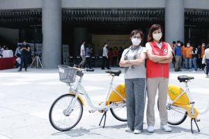 沈慧虹 ▲沈慧虹也會騎著Youbike穿梭在新竹市。(圖/沈慧虹團隊提供)