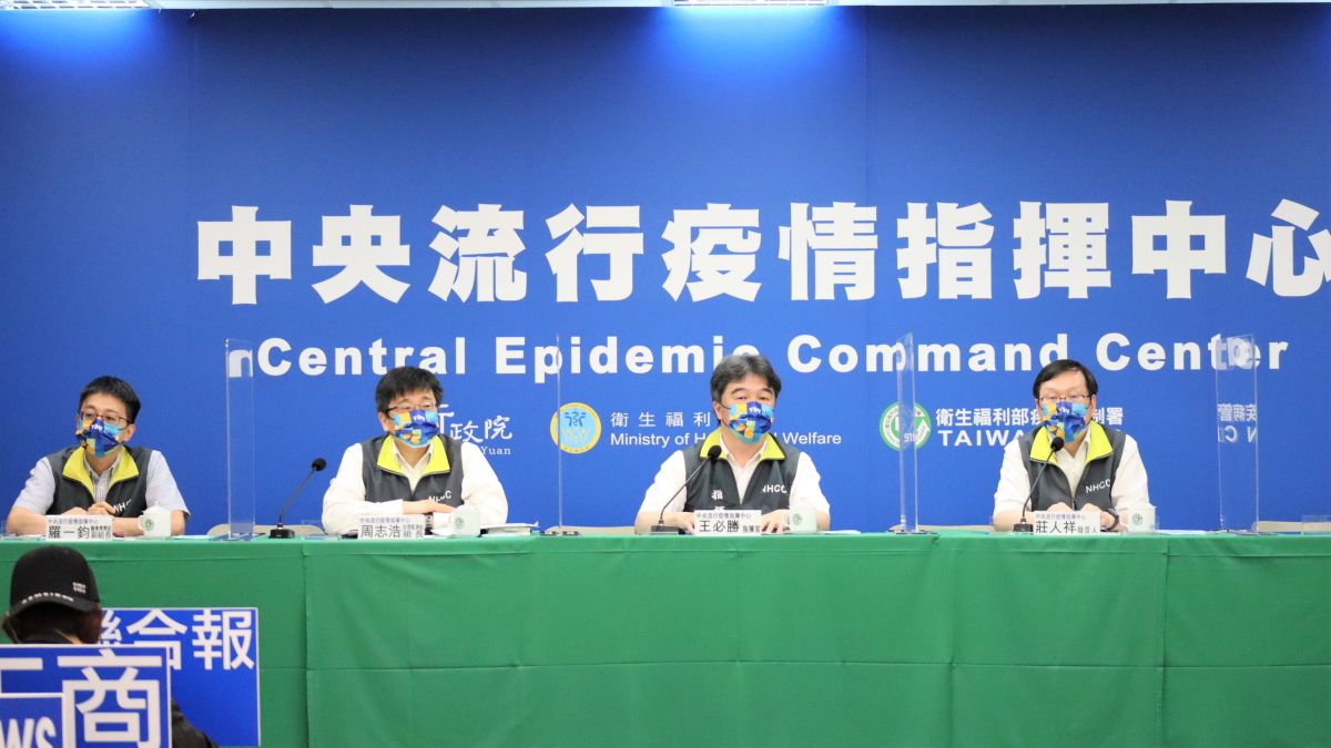 ▲指揮官王必勝說明疫情及防疫作為。（圖／指揮中心）