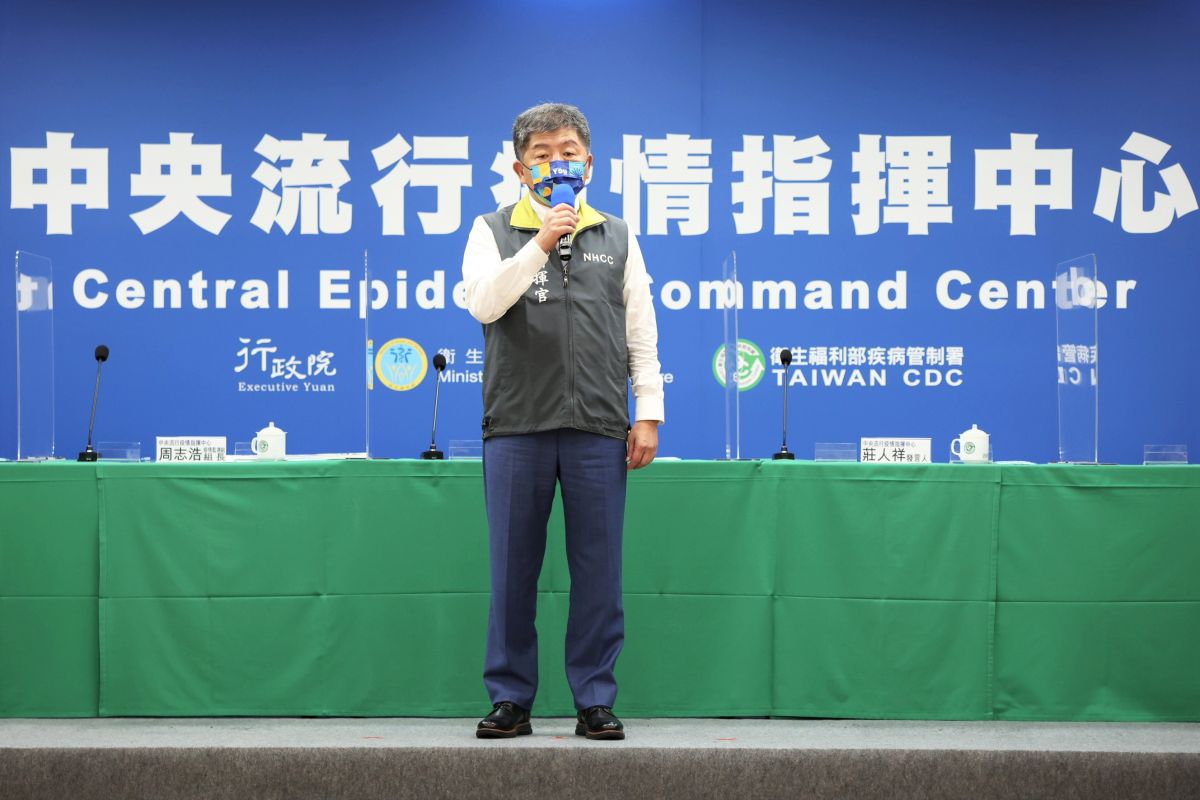 ▲陳時中今（18）日出席防疫記者會，將指揮官背心交接給王必勝，並在現場發表個人的「畢業感言」，最後還拿出手帕拭淚。（圖／指揮中心提供）