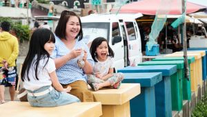 ▲鍾欣凌帶著2個女兒到市集上拍賣。(圖/桂田文化藝術基金會提供) ▲鍾欣凌帶著2個女兒到市集上拍賣。(圖/桂田文化藝術基金會提供)