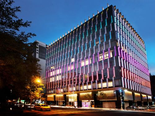 ▲每張售價2200元的明星商品「雲朗聯合住宿券」，可入住集團的翰品系列，圖為高雄翰品酒店。（圖／高雄翰品酒店提供）
