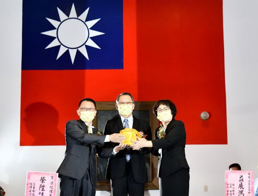 ▲中華郵政公司高雄郵局舉行新卸任局長交接儀式，由該公司副總經理邱鴻恩(中)主持監交，將印信由卸任局長吳信陵(左)手中，交給新任局長梁麗妍(右)，完成交接。(圖／記者黃守作攝，2022.07.18)