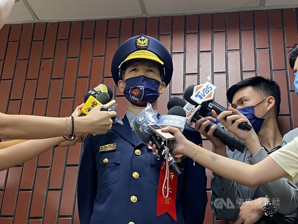 ▲警政署刑事局18日舉行卸、新任局長布達交接典禮，針對近來發生全國矚目的南投槍擊案，新任局長李西河（中）說，即日起將執行2週「全國同步檢肅非法槍械專案行動」，淨化選前治安。（圖／中央社記者黃麗芸攝 111年7月18日）