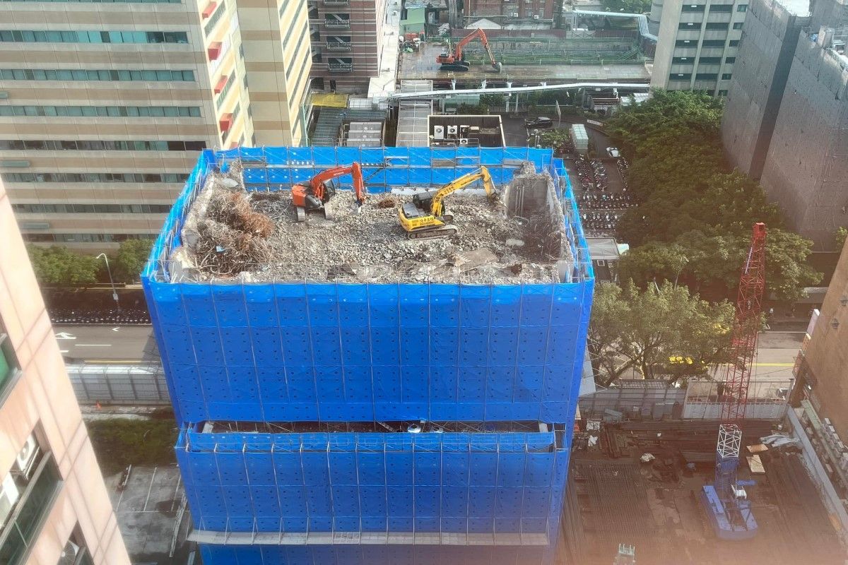 ▲一名網友看見一棟施工中的大樓頂樓有兩部怪手，好其詢問它們是如何上到屋頂的。（圖／翻攝自《爆廢公社公開版》）