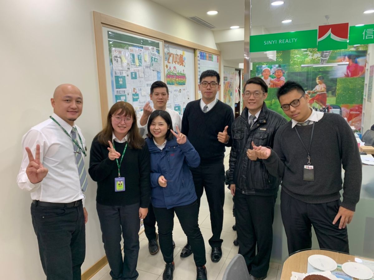 ▲信義房屋林口店主任劉亞苓（前排左三）畢業後第一份工作加入信義，獲得好表現。（圖／NOWnews資料照片）