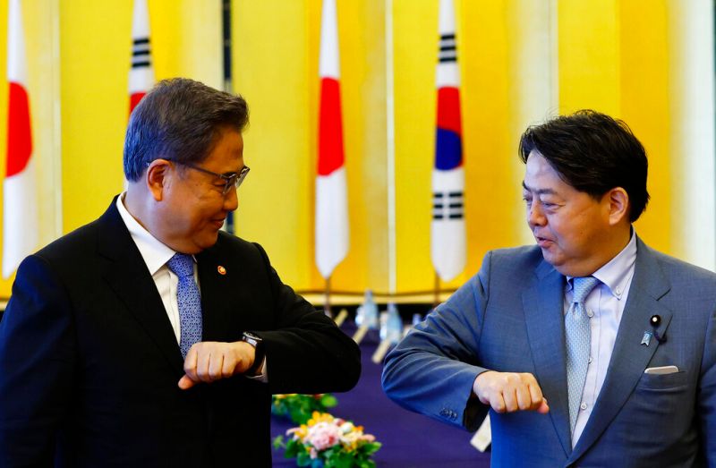 ▲韓外交部長官樸振（左）與日本外務大臣林芳正在東京會面。（圖／美聯社／達志影像）