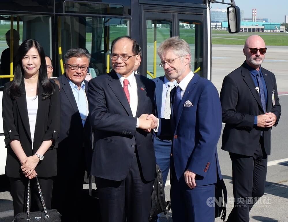 ▲立法院長游錫堃（左）今天率團飛抵捷克首都布拉格，在機場受到捷克參議院議長維特齊（右）熱烈歡迎。（圖／中央社記者林育立布拉格攝 111年7月18日）