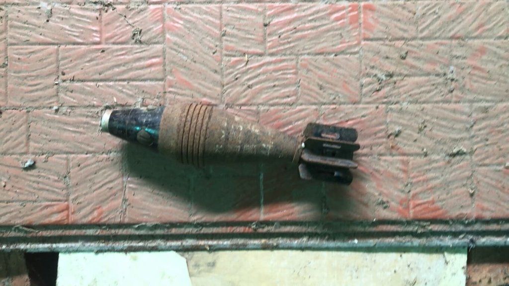 ▲苗栗縣警察局苗栗分局18日接獲謝姓男子報案，稱家中發現1枚疑二戰期間留下的未爆彈，員警到場立即疏散住戶，並聯繫軍方人員到場移除。（警方提供）中央社記者管瑞平傳真 111年7月18日