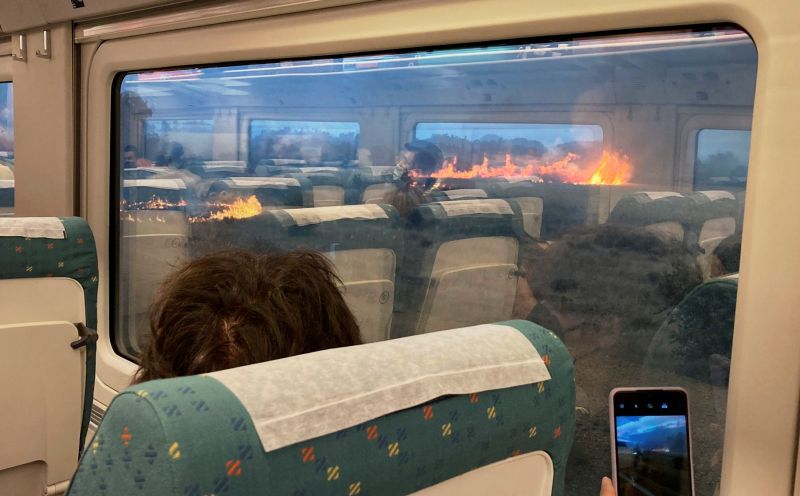 影／歐洲野火肆虐！西國列車被火包圍　乘客拍下驚險瞬間