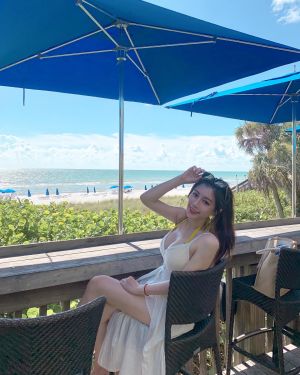 ▲陳玟媛在海邊躲太陽。(圖/陳玟媛IG) ▲陳玟媛在海邊躲太陽。(圖/陳玟媛IG)