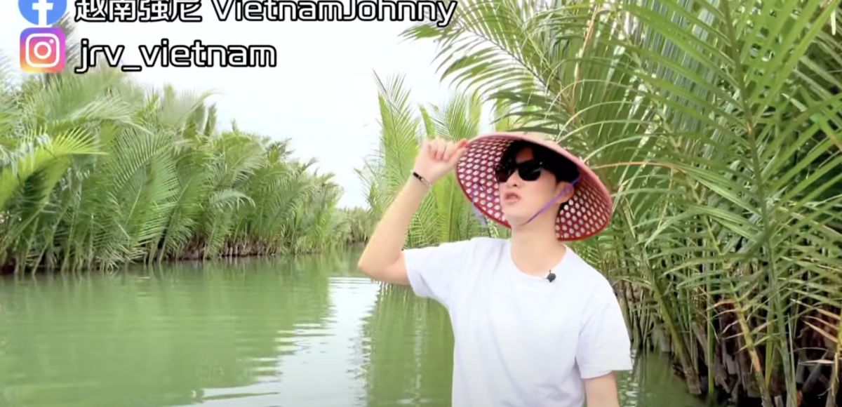 ▲在旅遊方面，強尼反而不太去網美或網帥熱愛去的景點，而是偏向深度旅遊，由在地人朋友帶領前往偏鄉或是特色地點。（圖／翻攝自影片）