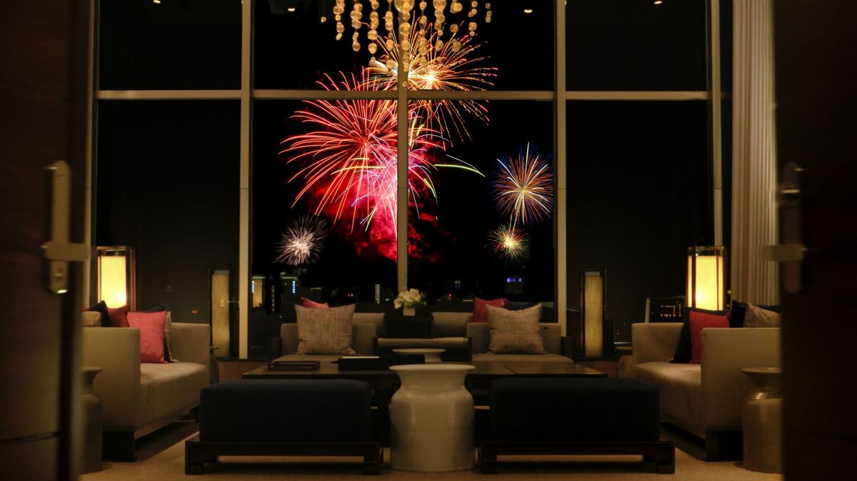 ▲晶華將開放位在19樓的「總統套房」，讓專案房客透過兩層樓高的全景落地窗，完美直擊百萬煙火。（圖／業者提供）