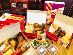 頂呱呱48歲慶生!復古套餐回歸 呱呱包、炸雞銅板價48元 ▲頂呱呱48歲慶生!帶大家探索美味起點1974年,推出2款限定復刻套餐,搭配隱藏版超人氣「經典泡菜」回歸。7、8月加碼暑假限定優惠,呱呱包、炸雞共7品項只要銅板價48元;4組99元點心組。(圖/記者蕭涵云攝)