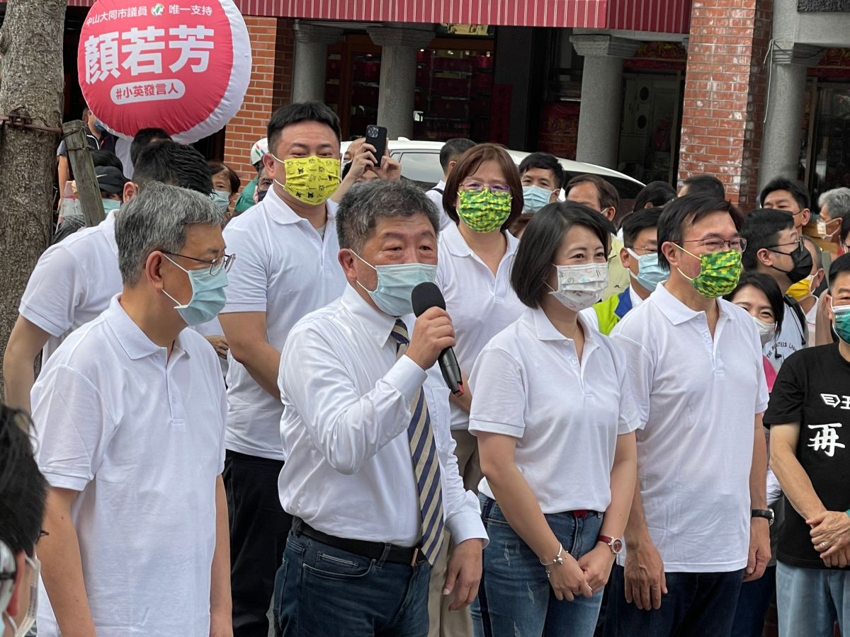 ▲民進黨台北市長參選人陳時中今赴霞海城隍廟參拜，並公布競選團隊。（圖／記者王敏旭攝，2022.07.19）