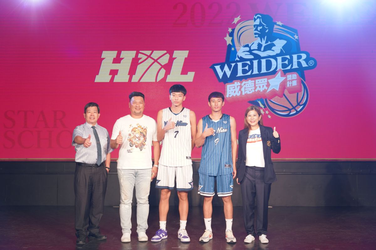 ▲看見教練和球員們努力的付出，Maria Chen更確信要當他們的後盾，未來10年將繼續發揮企業社會責任，支持威德眾星獎助計畫。左起高中體育總會胡劍峯會長、雲林縣永年中學蔡奇達教練、章宇廷、卓柏賢、威德亞洲執行副總 Maria Chen。（圖／資料照片）