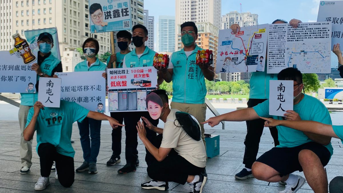 ▲民眾黨多位台中市議員參選人到台中市政府陳情，要求市長盧秀燕看到年輕人的需求、增設南屯幹線公車。（圖／記者顏幸如攝，2022.07.19）