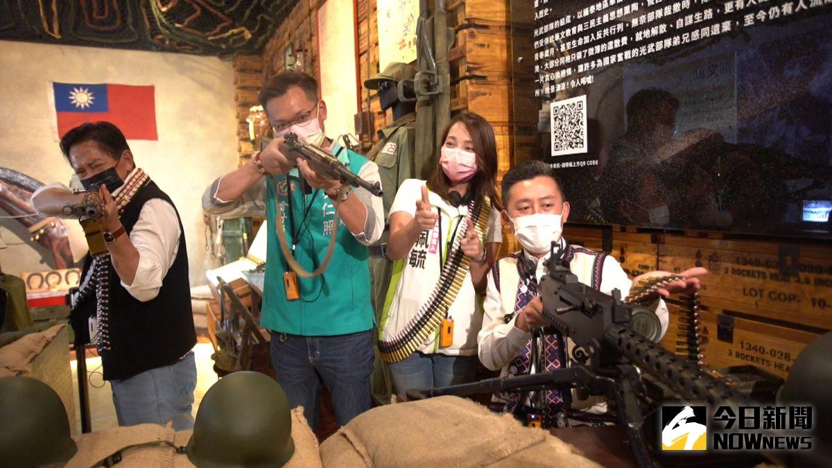▲林智堅參訪桃園「異域故事館」，並親自體驗館中模擬機槍操作。（圖／記者李春台攝，2022.07.19）