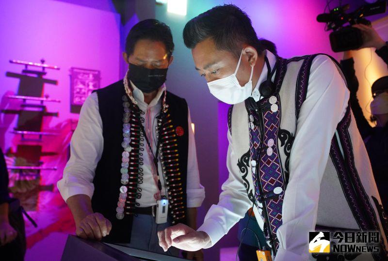 ▲「異域故事館」執行長王根深導覽介紹當年國軍在泰緬邊境孤軍奮戰的歲月故事。（圖／記者李春台攝，2022.07.19）