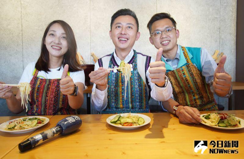 ▲林智堅今天試作雲南涼拌木瓜絲。（圖／記者李春台攝，2022.07.19）