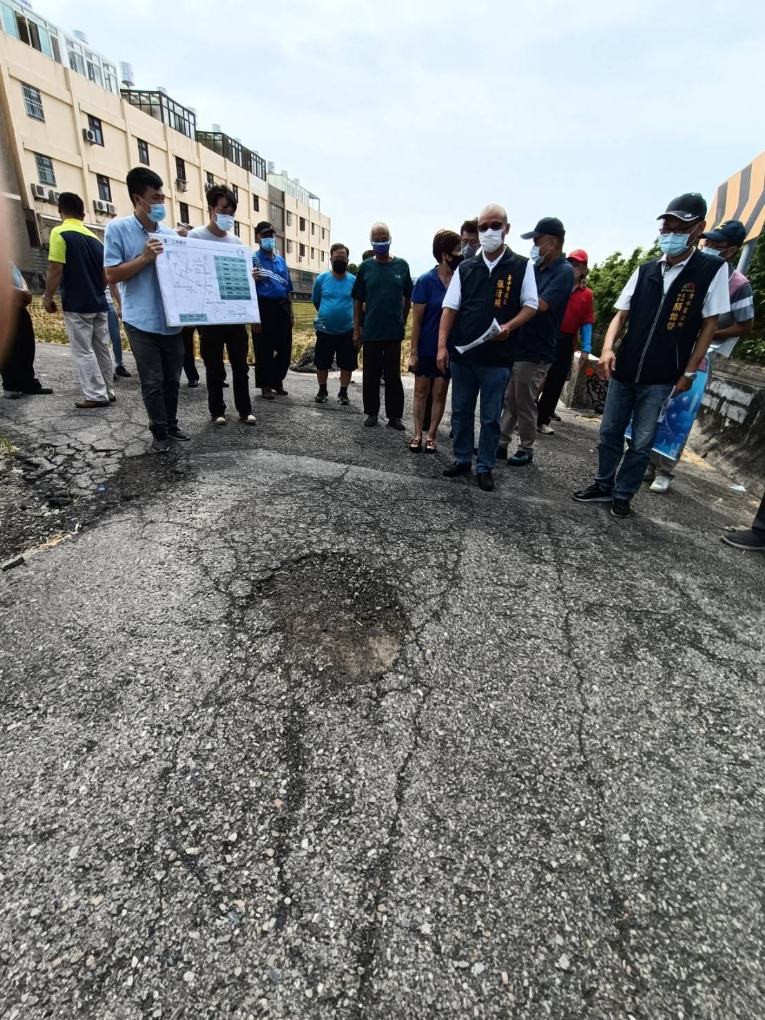 ▲中市清水區中清、鎮政路旁等多處農路，路面凹凸不平或破損，議長張清照邀集相關單位會勘(圖／張清照服務處提供2022.7.19)
