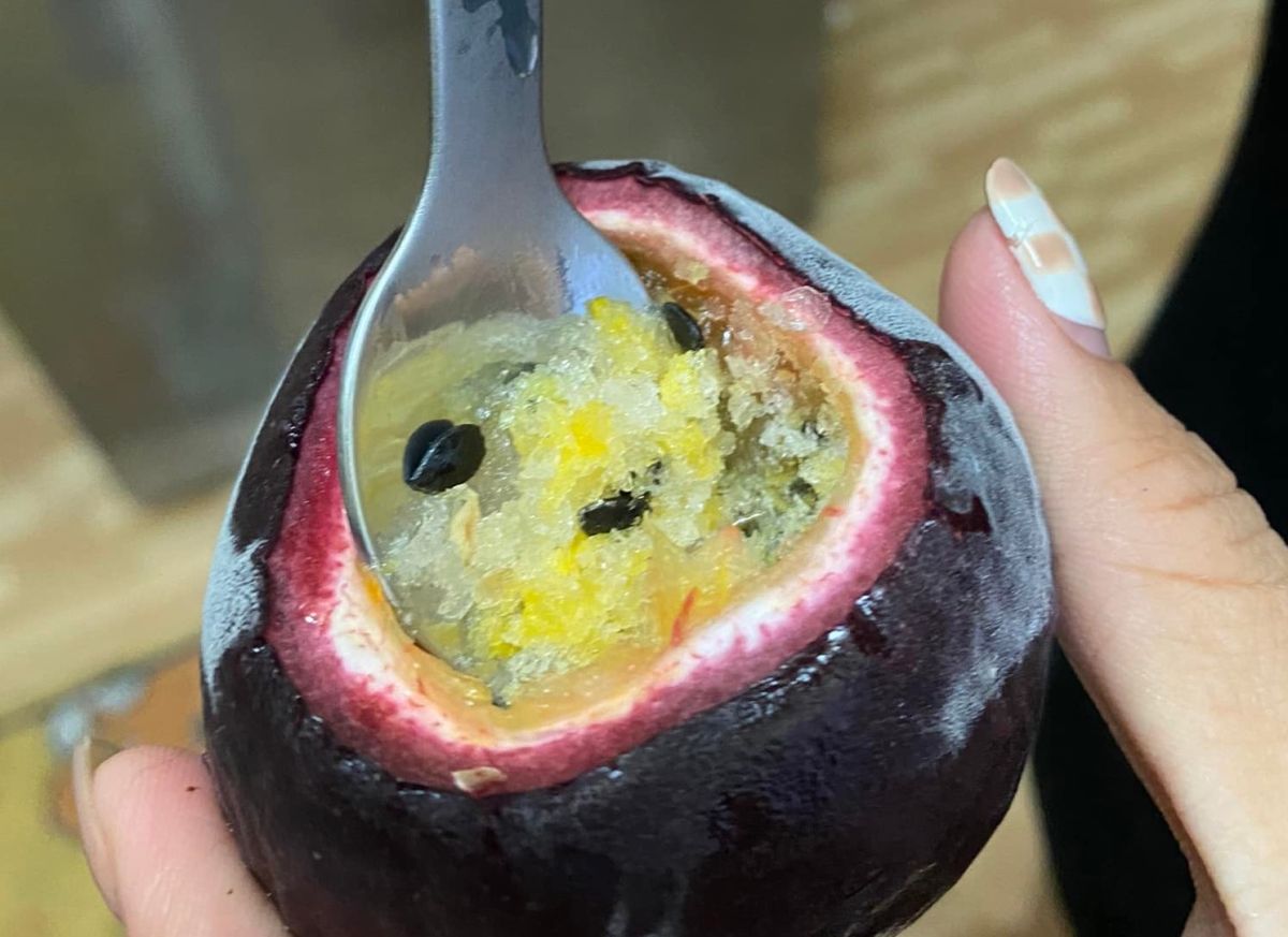 ▲老饕分享百香果的「特殊吃法」，相當清爽消暑，其餘網友看完後也紛紛亮起雙眼，直呼「好想試試」。（圖／翻攝自爆廢公社）