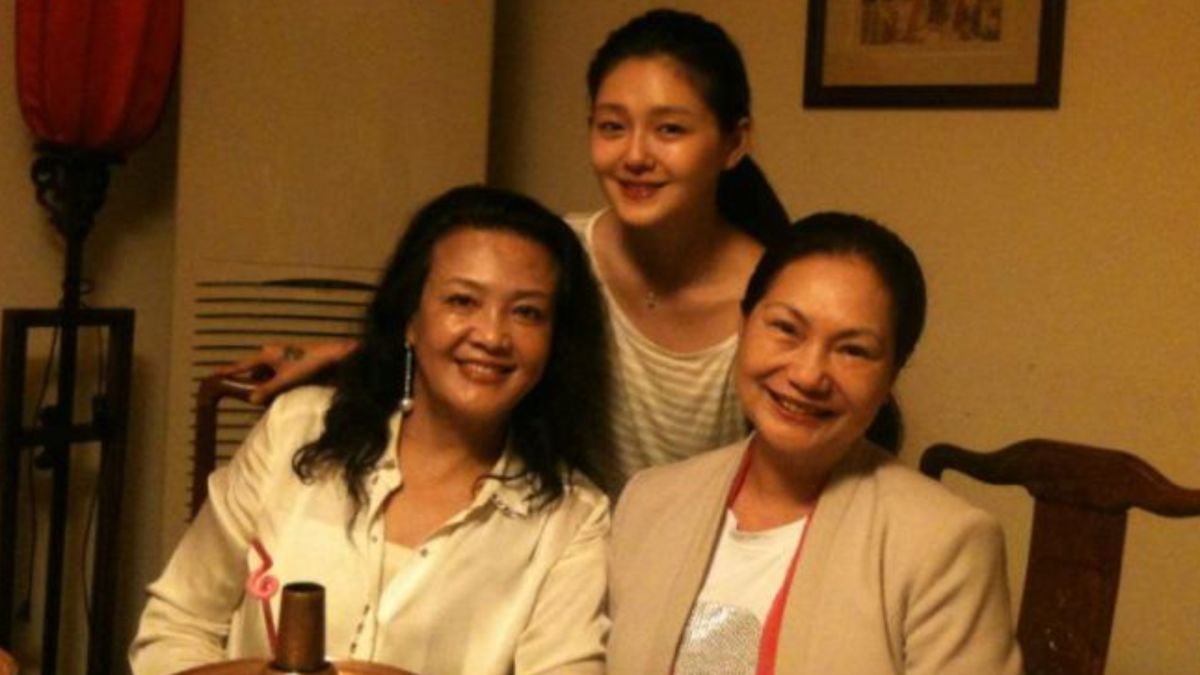 ▲汪小菲近日帶著帥氣爸爸汪璽現身台灣，與S媽（前排右一）吃飯聚餐，引發討論。S媽還爆料，曾被女兒大S（後）有意撮合與汪璽的婚事，舉動差點把張蘭（前排右一）氣死。（圖／S媽臉書）