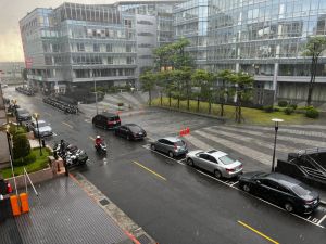 好天氣掰！今晚東北季風增強　週末「全台有雨」體感濕涼