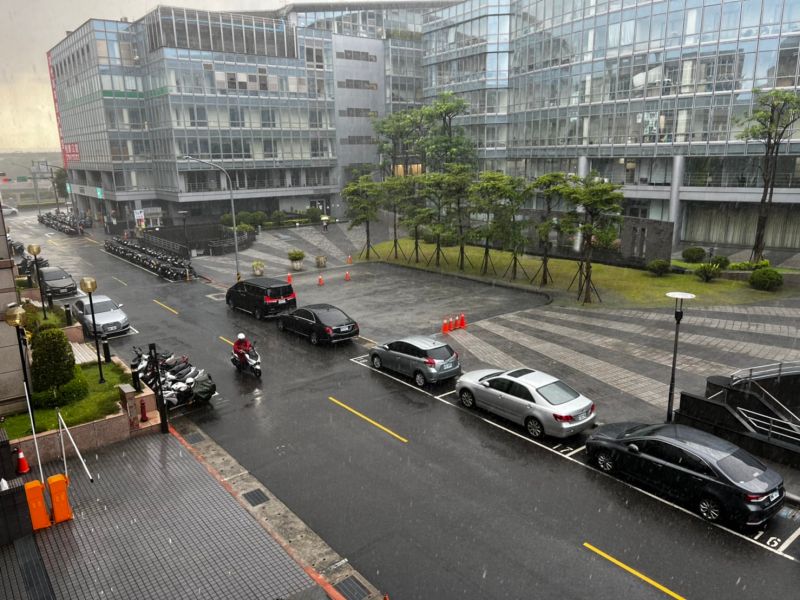 北台灣午後大雷雨很狂！18縣市大雨特報　傍晚前記得帶傘