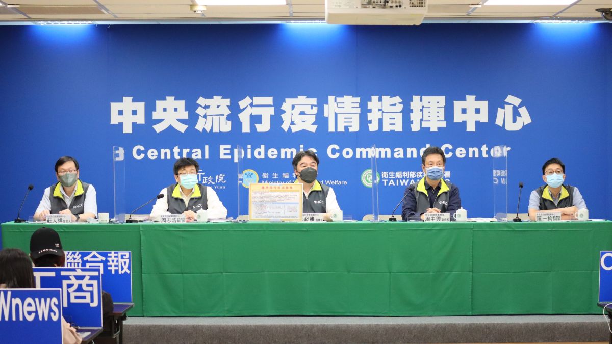 ▲中央流行疫情指揮中心宣布口罩令鬆綁的相關措施。（圖／指揮中心）
