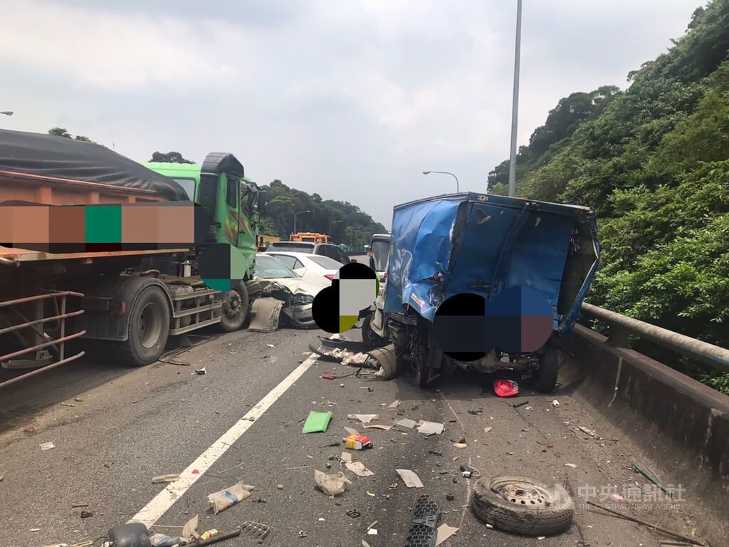 ▲國道3號北上17.9公里處19日上午11時許發生嚴重交通事故，警方到場發現，案發地點共計有8車連環撞，包括1輛砂石車和7輛汽、貨車，造成5人受傷，意識都清楚且無生命危險。（圖／翻攝照片 中央社記者黃麗芸傳真 111年7月19日）