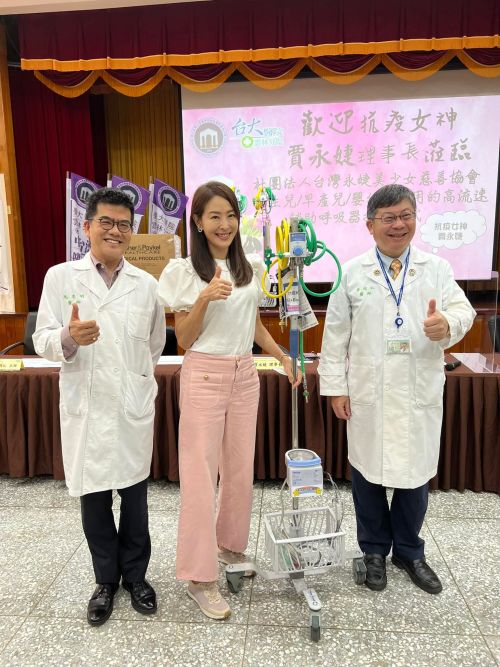 ▲賈永婕過去自疫情期間曾到各大醫院親送呼吸器。（圖／賈永婕的跑跳人生臉書）