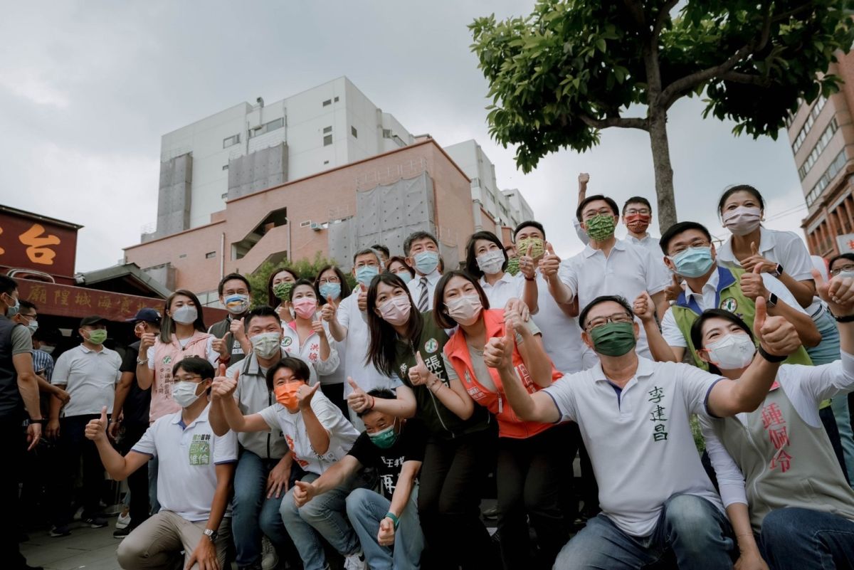 ▲年底選戰，台北市綠白藍三名市長參選人都出爐，母雞就定位，使議員小雞們更有拼勁。（圖／陳時中辦公室提供）