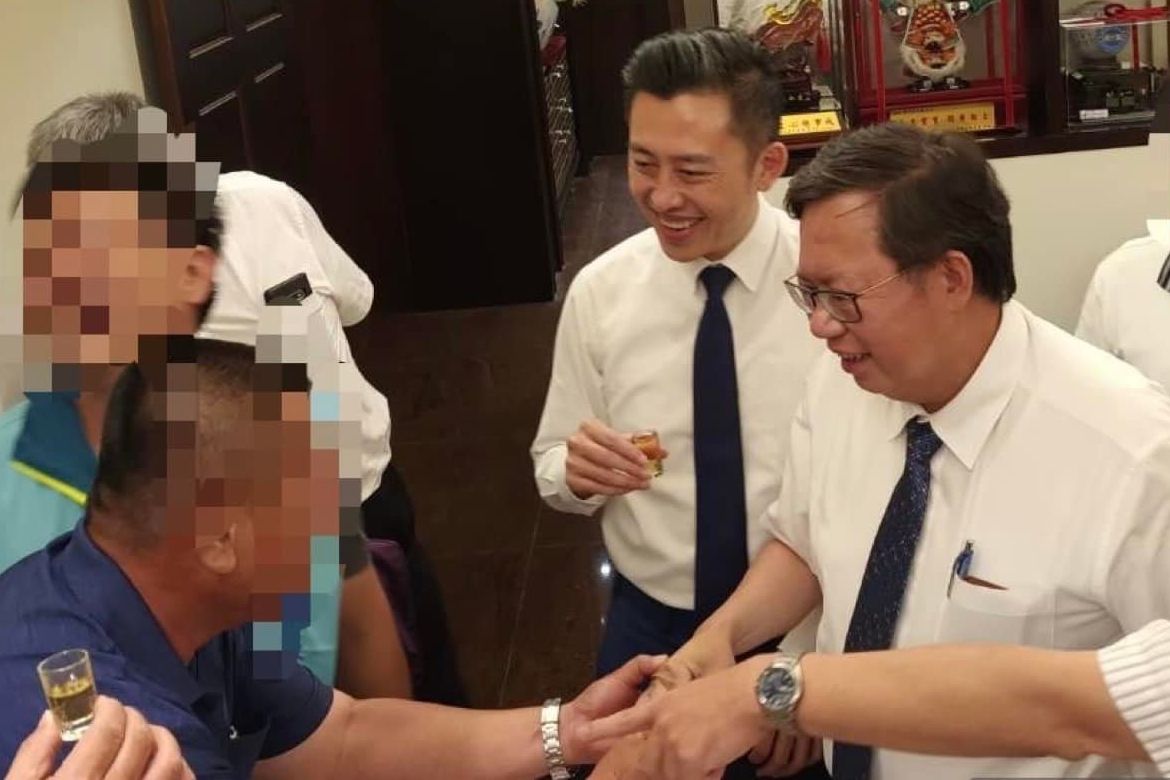 ▲桃園市長參選人林智堅與桃園市長鄭文燦，在餐聚時逐桌敬酒，被衛生局各開罰3000元。（圖／翻攝自凌濤臉書）