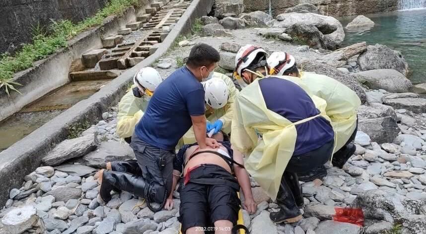 ▲來自桃園張姓男子與家人19日到秀林鄉砂婆礑溪戲水，11歲與8歲的女兒落入深水區，危急情況下入水救援，2女都成功脱險，但他卻溺水，警消獲報到場搶救並送醫，仍不治。（花蓮縣消防局提供 中央社記者李先鳳傳真 111年7月19日）