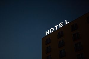 住飯店時,記得進屋前敲門、沖馬桶水除晦氣、鞋子不要整齊放。(示意圖/取自unsplash) ▲住飯店時,記得進屋前敲門、沖馬桶水除晦氣、鞋子不要整齊放。(示意圖/取自unsplash)