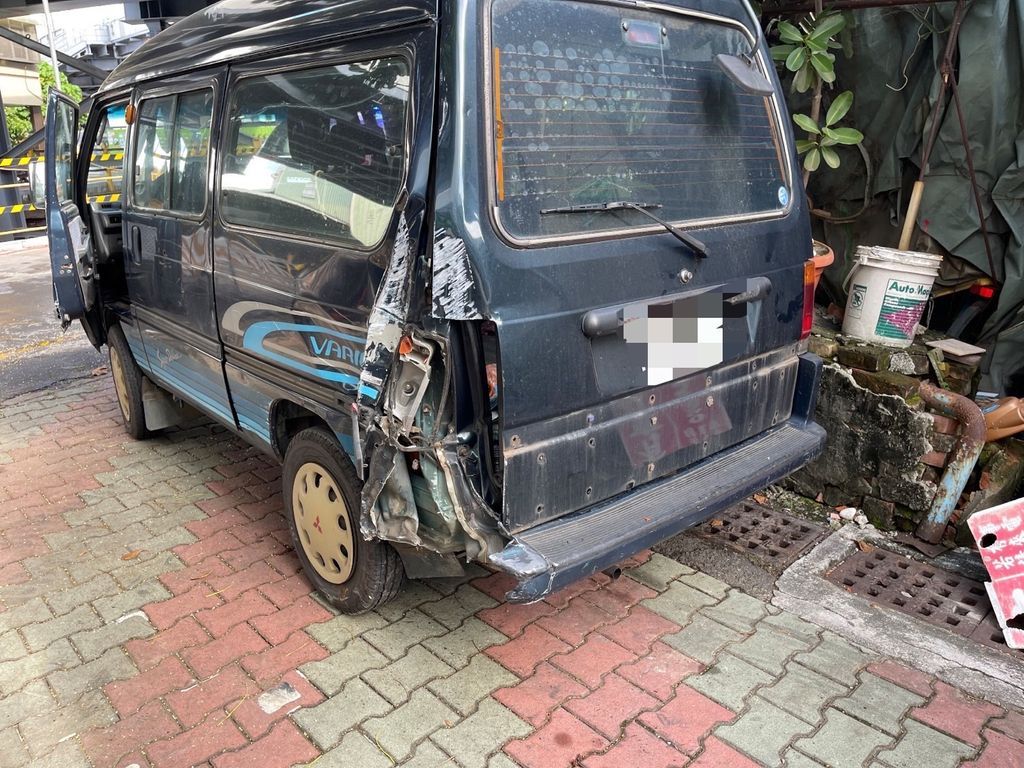 ▲陳姓駕駛疑未注意打錯檔位，導致車輛一發動便向後暴衝，不幸撞上陳婦。（圖／翻攝畫面）