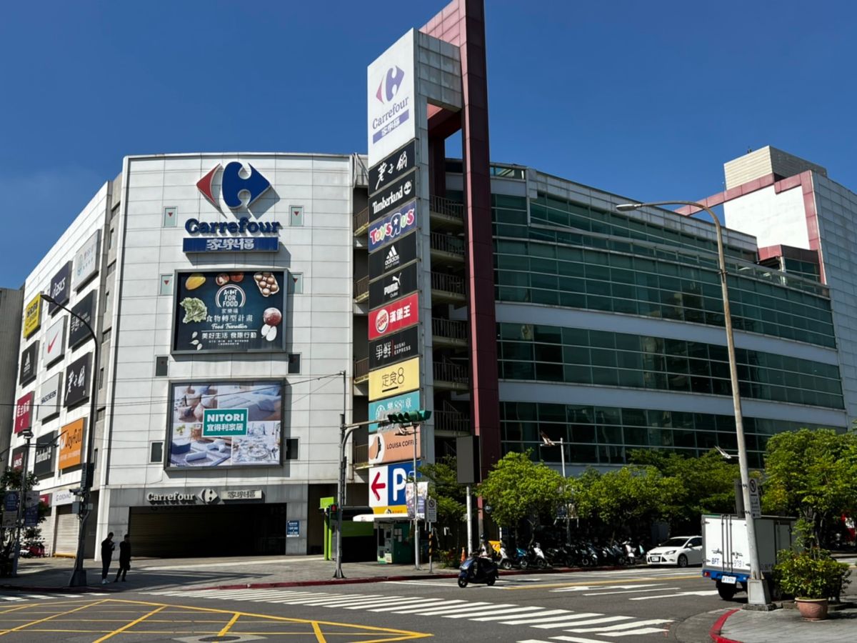 ▲內湖的家樂福今（16）稍早傳出無預警停電，導致在美食街的民眾一度摸黑用餐，也有人被迫在黑暗中逛街。（圖／記者張勵德攝）