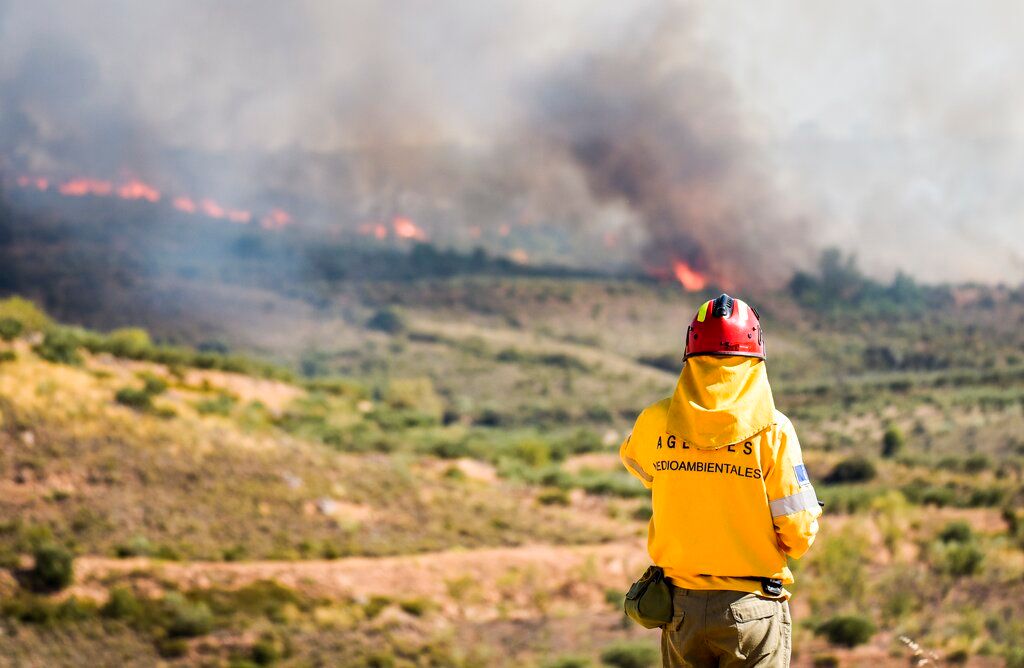 ▲野火年年肆虐美國加州，精疲力竭的消防員不得不向各地請求增援。加州雖然有數千名囚犯在服刑期間接受消防訓練，成為經驗豐富的消防員，但這項資源卻很少受到重用。（圖／美聯社／達志影像）