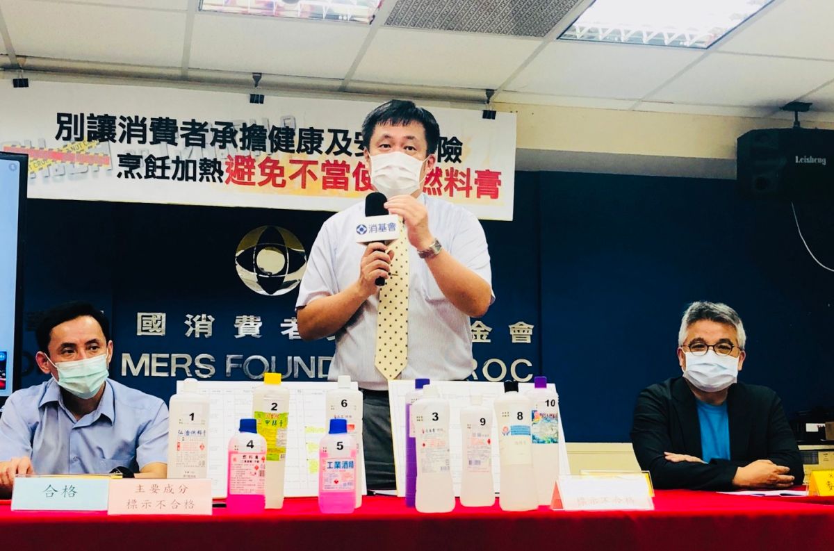 ▲消基會與經濟部標檢局合作抽驗市售燃料膏商品，10件商品共有2件主要成分不符規定，4件中文標示不符規定。（圖／消基會提供）