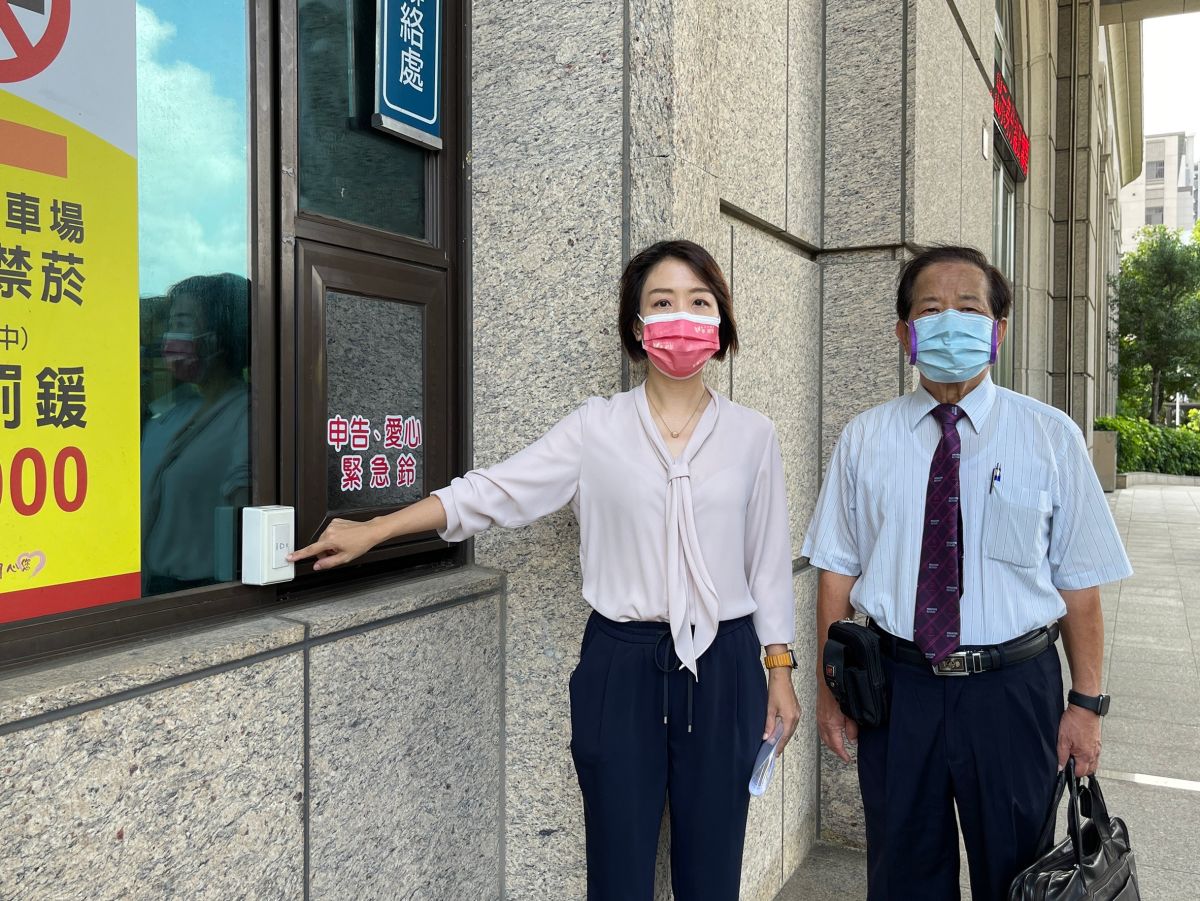 ▲李妍慧今前往新竹地檢署提告朱立倫、柯文哲、游淑慧、賴香伶毀謗罪。（圖／李妍慧提供）