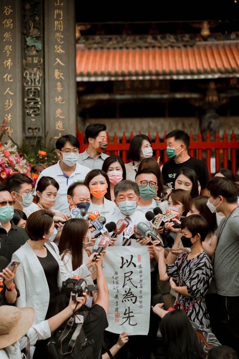 ▲陳時中日前赴龍山寺參拜,受到大批民眾熱情歡迎。(圖/陳時中辦公室提供)