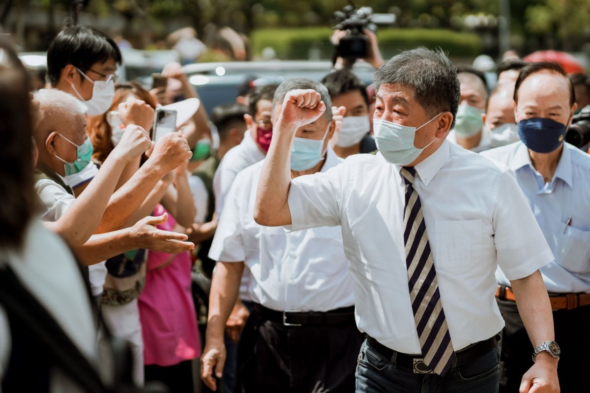 ▲陳時中赴龍山寺參拜，並表示自己的團隊是快速準備與就位，要給市民最好的藍圖。（圖／陳時中辦公室提供）