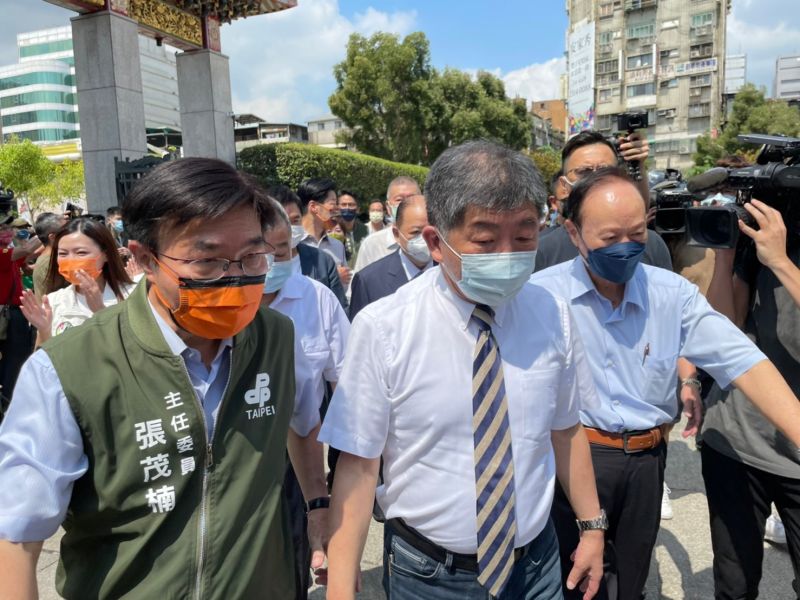 ▲陳時中赴龍山寺參拜，國民黨籍的龍山寺董事長黃書瑋也現身，引發關注。（圖／記者黃宣尹攝，2022.07.20）