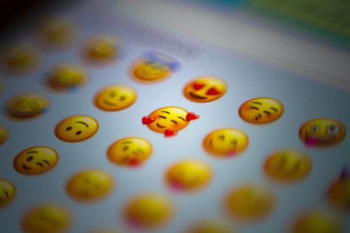 ▲大家常使用表情符號emoji替文字增添情緒，不過有些符號可不能亂用，引免引起誤會。（示意圖，非當事人／取自unsplash）