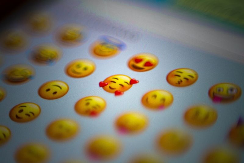 ▲大家常使用表情符號emoji替文字增添情緒，不過有些符號可不能亂用，引免發生誤會。（示意圖，非當事人／取自unsplash）