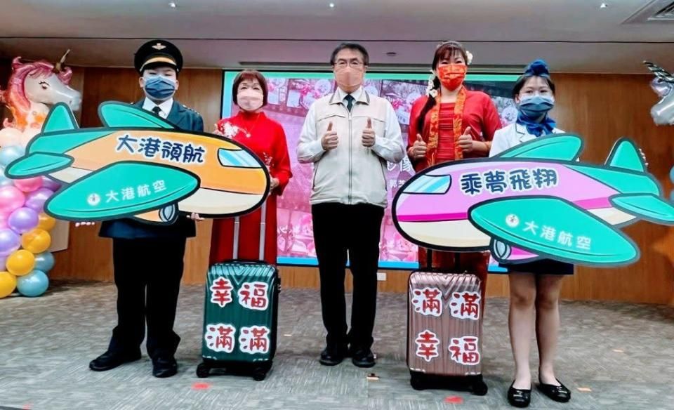 ▲台南市長黃偉哲（中）與我的青春影像日記紀實影片主角歐美豔（左二）、印尼郭芝余（右二）及大港國小學童合影。（圖／南市家庭教育中心提供）