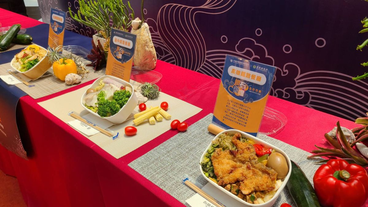 ▲台鐵局與屏東縣政府再次合作推出第2波「鐵石新嚐」台鐵特色便當，今（20）日起限時限量開賣。（圖／記者李琦瑋攝，2022.07.20）