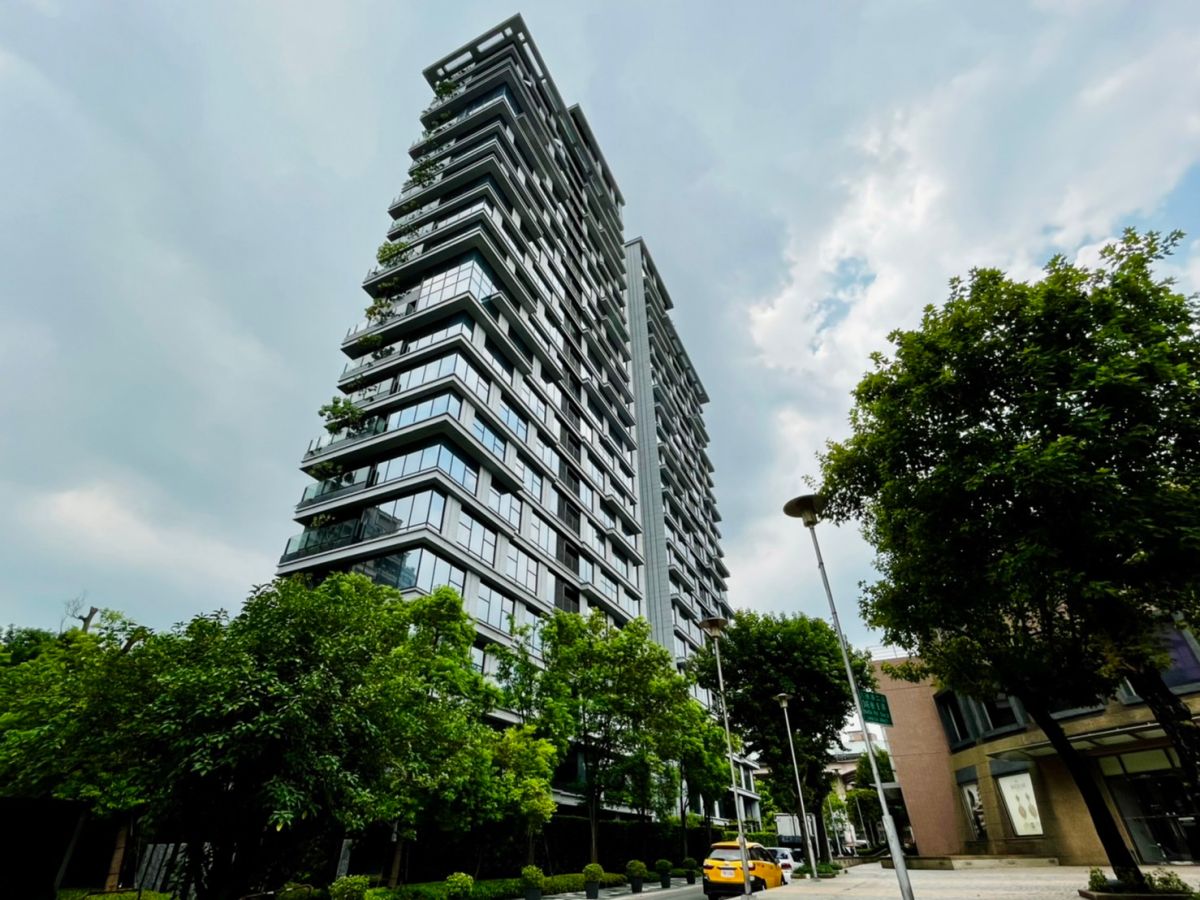 ▲位於台北市松山區的「潤泰敦峰」榮登今年上半年億元級最賣豪宅第一位。（圖／台灣房屋建國民生加盟店提供）