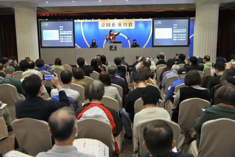 ▲成為拍賣官前，游文玫(中立者)是拍賣稅制改革的最大推手。（圖／游文玫）