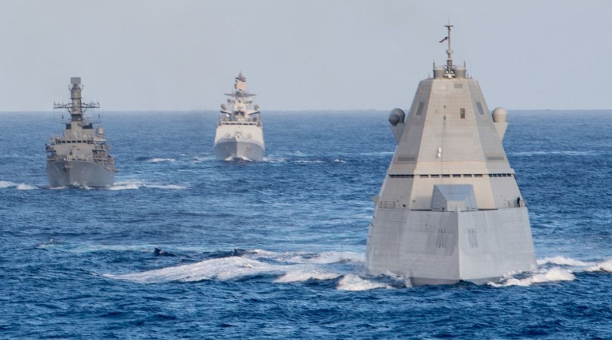 ▲2022環太平洋軍演。美軍朱瓦特級驅逐艦麥可蒙素號（右）帶領盟邦艦艇參演。